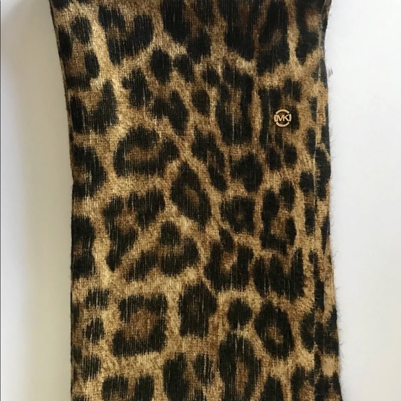 ❗️SOLD❗️Michael Kors Leopard Print Infinity Scarf - Picture 5 of 6